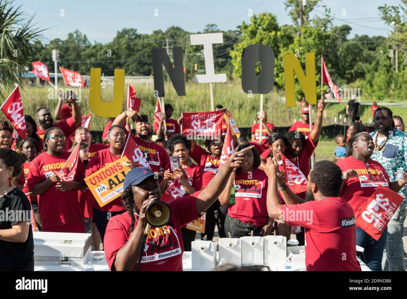 Les travailleurs de McDonals se rassemblent lors d'une grève d'une journée dans le cadre de la lutte pour un effort de salaire minimum de 15 dollars par un consortium de syndicats le 15 juin 2019 à Charleston, en Caroline du Sud. Banque D'Images