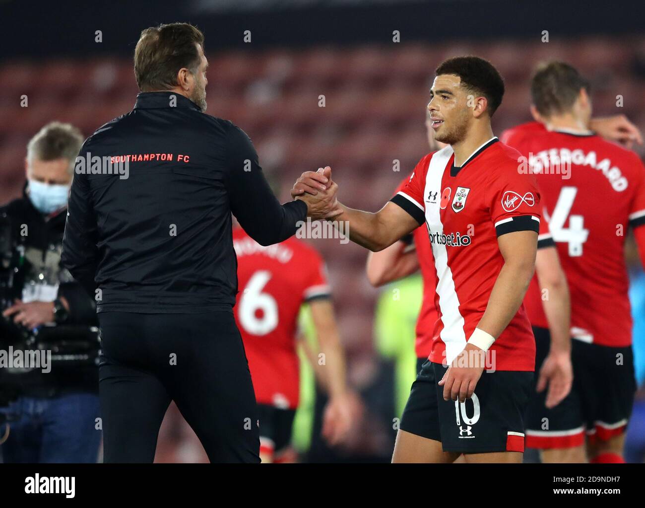 Ralph Hasenhuttl, directeur de Southampton (à gauche) et Che Adams après le match de la Premier League au stade St Mary's, à Southampton. Banque D'Images Ralph Hasenhuttl, directeur de Southampton (à gauche) et Che Adams après le match de la Premier League au stade St Mary's, à Southampton. Banque D'Images