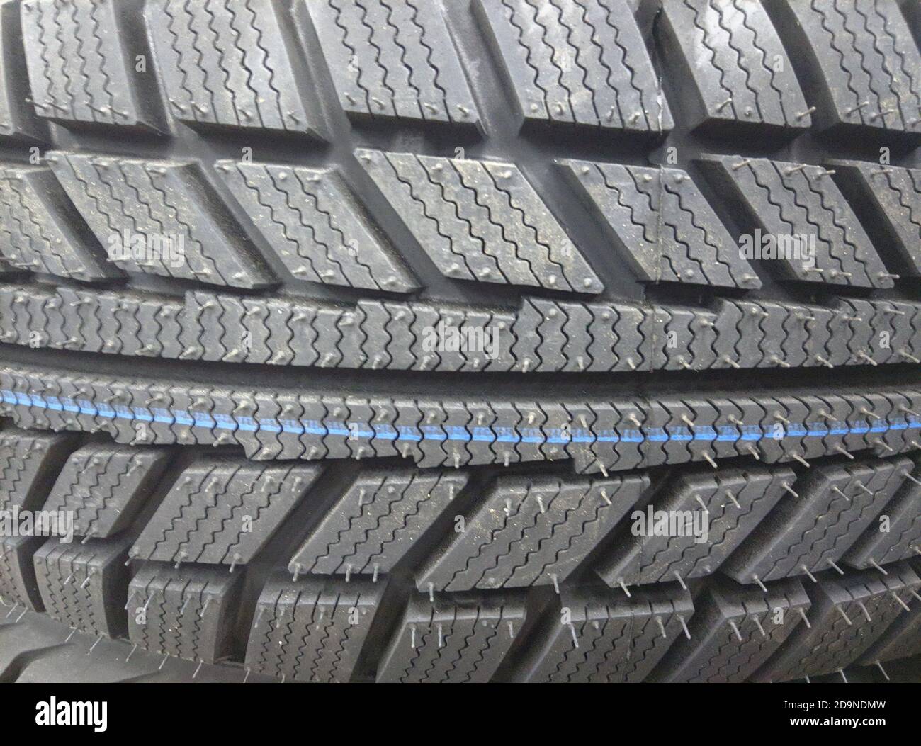 Pneu clouté sur un arrière-plan hiver pneus à crampons pour une voiture  nouvelle close-up Photo Stock - Alamy