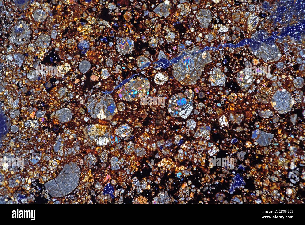 Lame à section mince du microscope météorite NWA montrant des chondrules, éclairage polarisé. Chondrule Rich, désert du Sahara, Maroc Banque D'Images