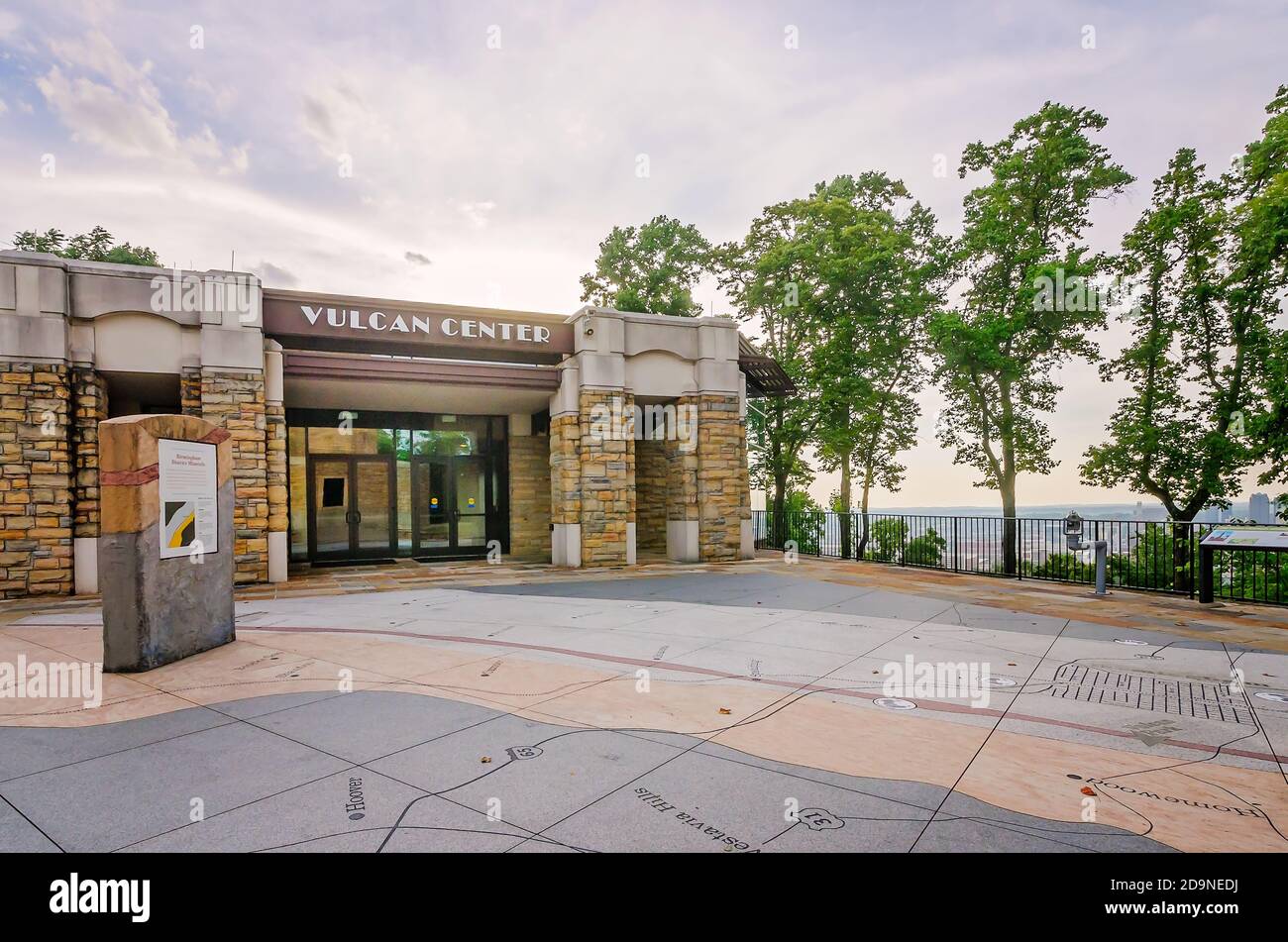 L'entrée du Vulcan Centre est illustrée au parc Vulcan, le 19 juillet 2015, à Birmingham, Alabama. Le parc comprend une statue de Vulcan en fer. Banque D'Images