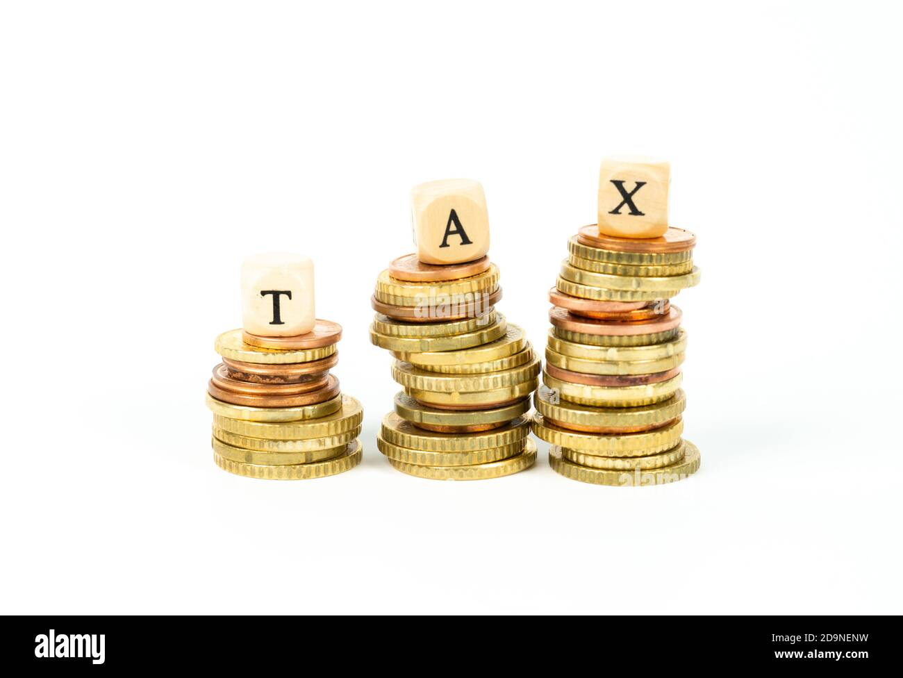 Piles de pièces et le mot TAXE fait de cubes Banque D'Images