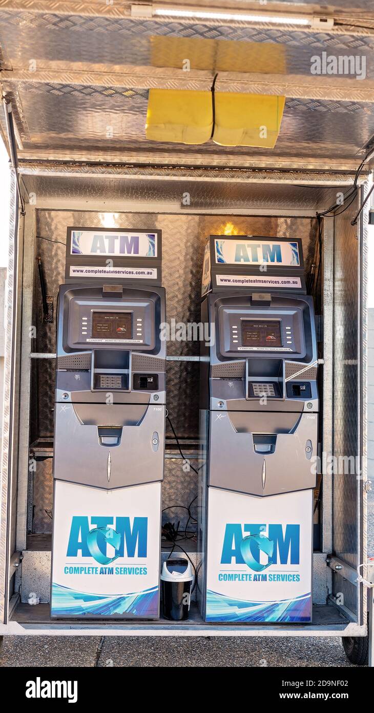 MacKay, Queensland, Australie - 12 juillet 2019 : distributeurs automatiques de billets dans des remorques mobiles sur les marchés locaux au crépuscule Banque D'Images