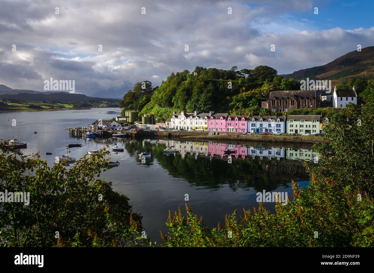 Paysage urbain de Portree le matin avec un ciel nuageux, île de Skye, Écosse, Royaume-Uni Banque D'Images
