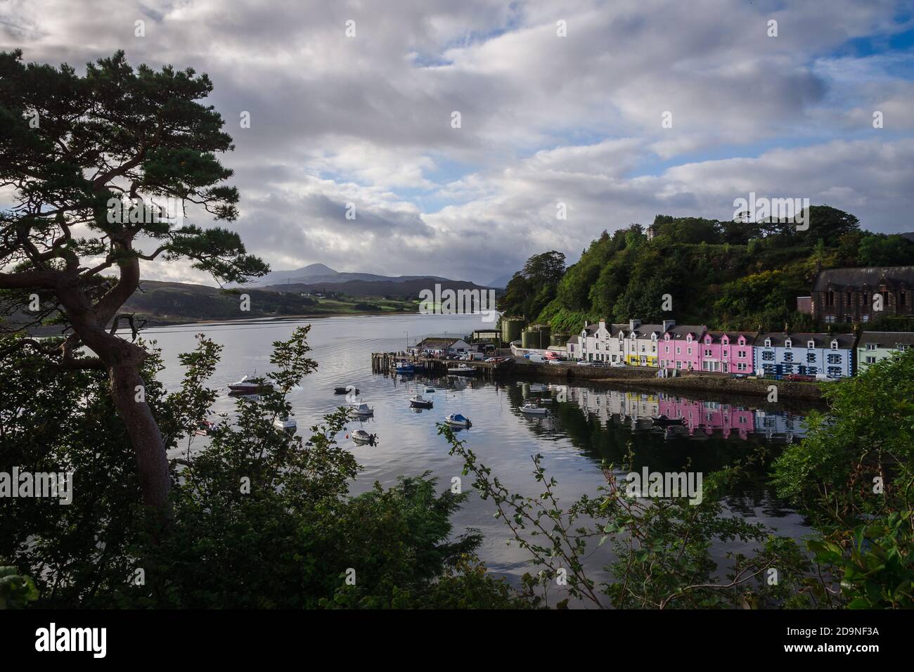Paysage urbain de Portree le matin avec un ciel nuageux, île de Skye, Écosse, Royaume-Uni Banque D'Images