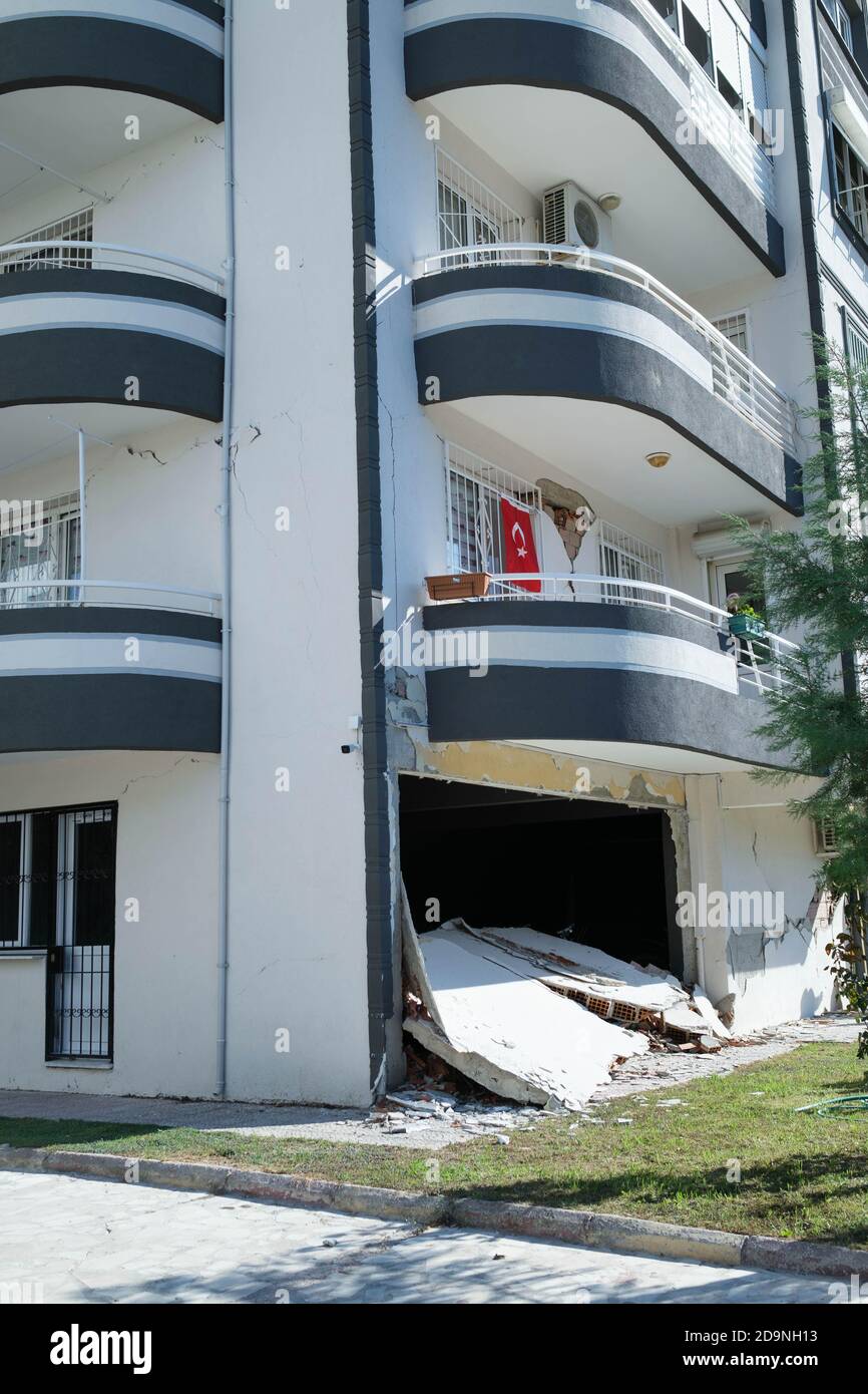 Izmir, Turquie - 31 octobre 2020 : bâtiment endommagé lors du tremblement de terre dans le district de Manavkuyu Bayrakli Izmir Turquie. Banque D'Images