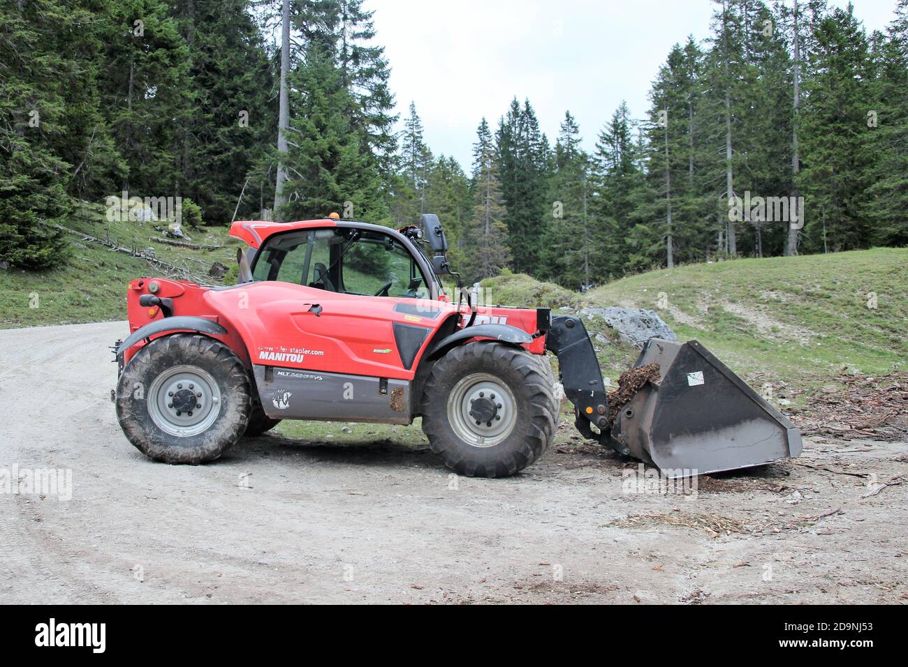 Allemagne, Bavière, haute-Bavière, Karwendel, montagnes, Mittenwald, chargeur télescopique, chargeuse à godets sur pneus, forêt, route, chemin Banque D'Images