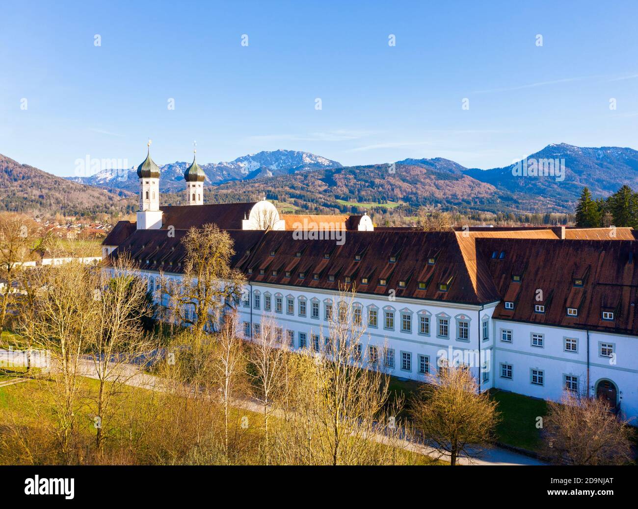 Monastère de Benediktbeuern, à l'arrière Benediktenwand, pays de Tölzer, image de drone, forêt alpine, haute-Bavière, Bavière, Allemagne Banque D'Images