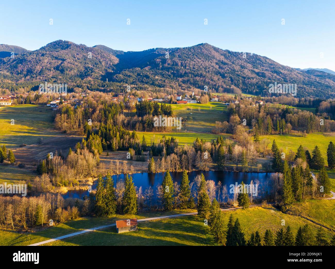 Schönauer Weiher, Bad Heilbrunn, pays de Tölzer, image de drone, contreforts alpins, haute-Bavière, Bavière, Allemagne Banque D'Images