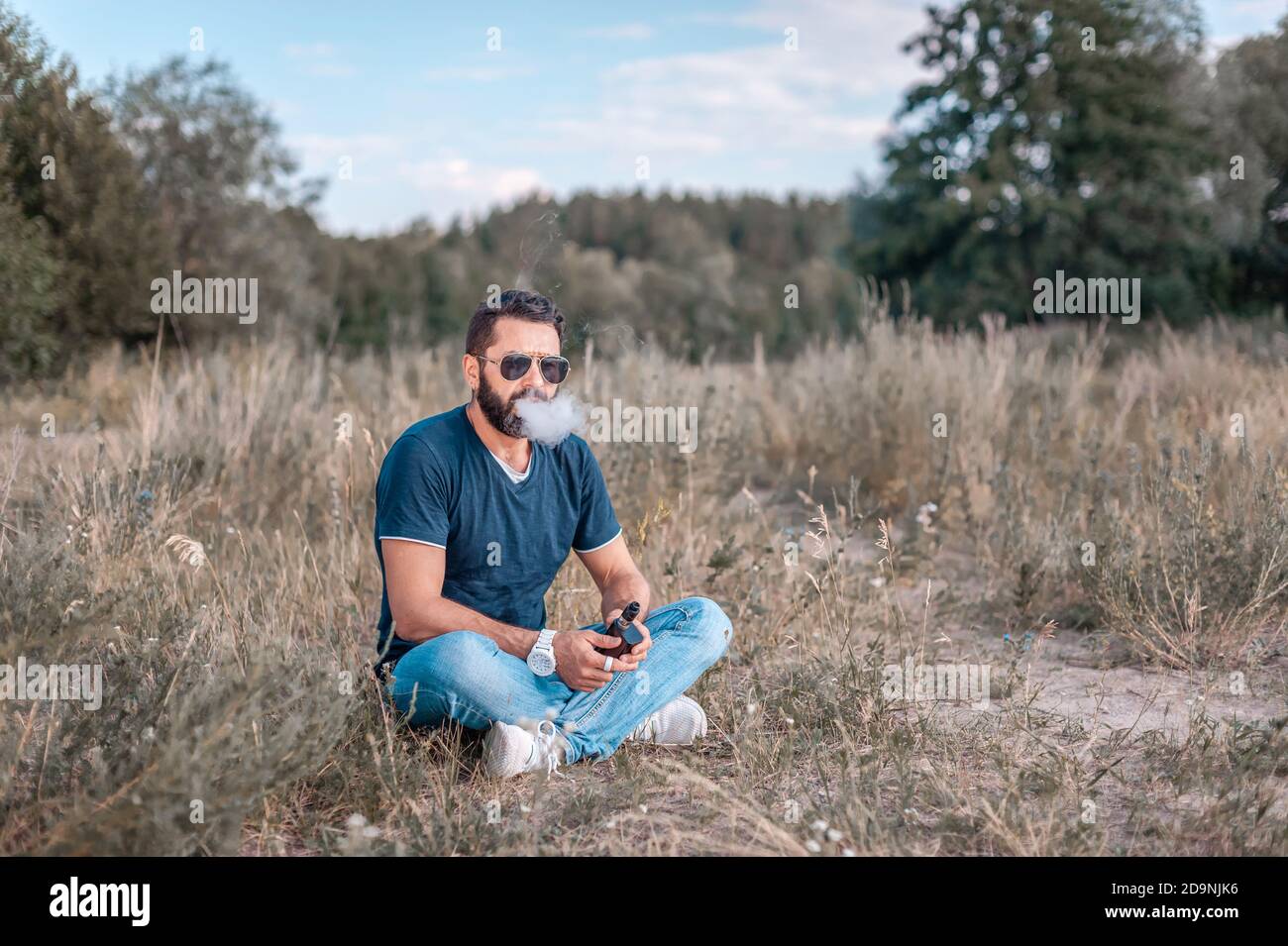 vapant 40 mille Images et Photos de Liquid vape Libres de Droits main image 0