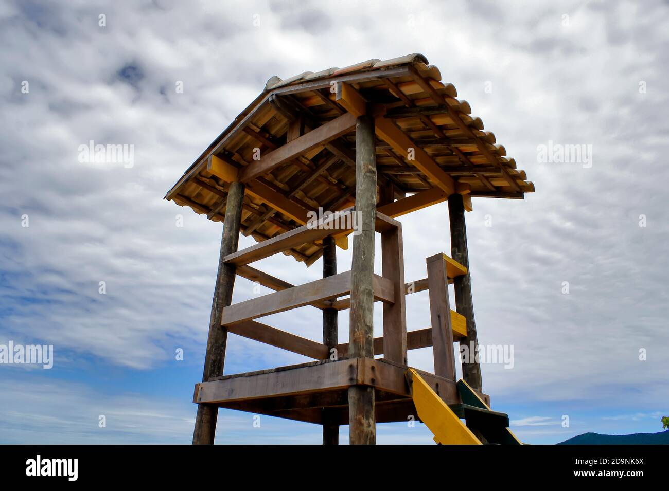 Petite cabane de garde de la vie en bois sur une plage au Brésil. Banque D'Images