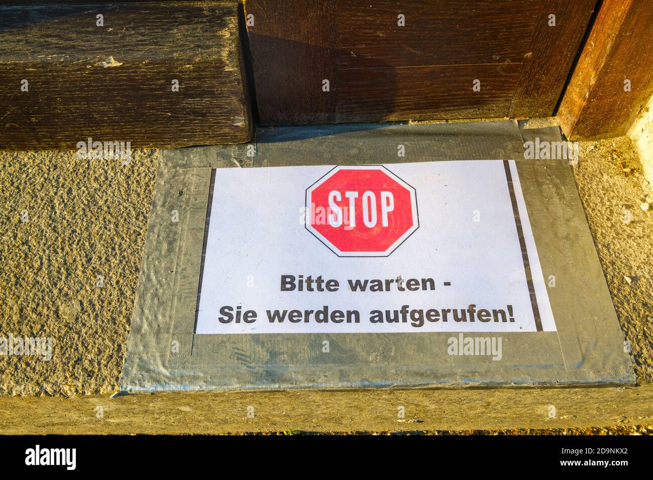Panneau d'information pour la protection contre le coronavirus devant la porte du magasin, Stop Please Wait est appelé, Munich, haute-Bavière, Bavière, Allemagne Banque D'Images