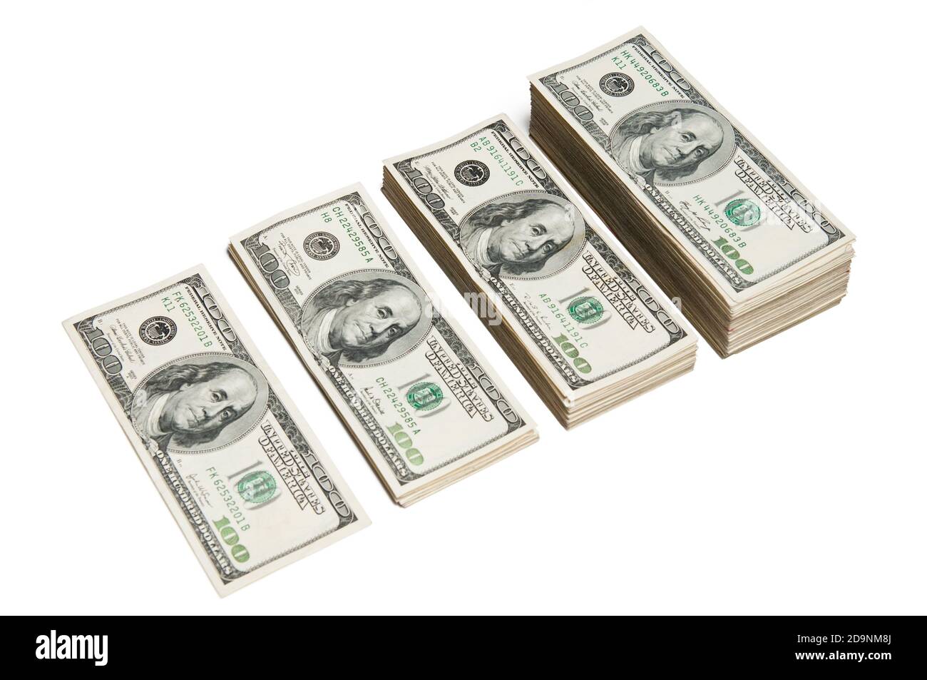 Augmentation de la taille des piles de billets de cent dollars américains, de 100 $ à 10,000 $, une représentation visuelle de l'intérêt composé. Banque D'Images Augmentation de la taille des piles de billets de cent dollars américains, de 100 $ à 10,000 $, une représentation visuelle de l'intérêt composé. Banque D'Images