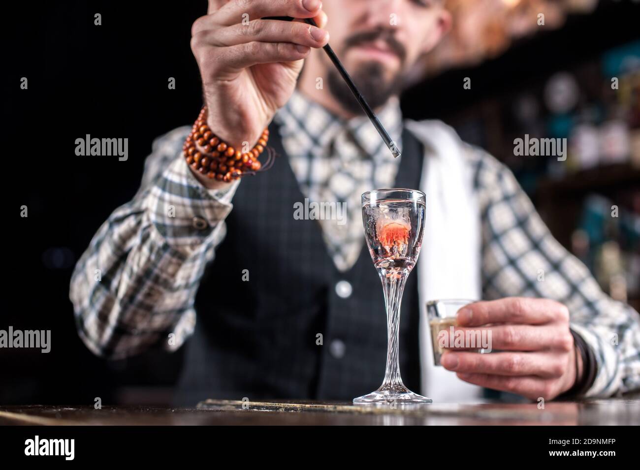 Un barman expérimenté prépare un cocktail au bar Banque D'Images