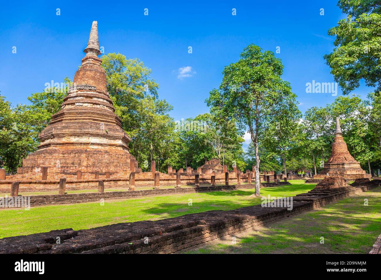Point de repère de l'ancien chedi fait de briques anciennes dans le parc historique de Kamphaeng Phet, Thaïlande. Banque D'Images
