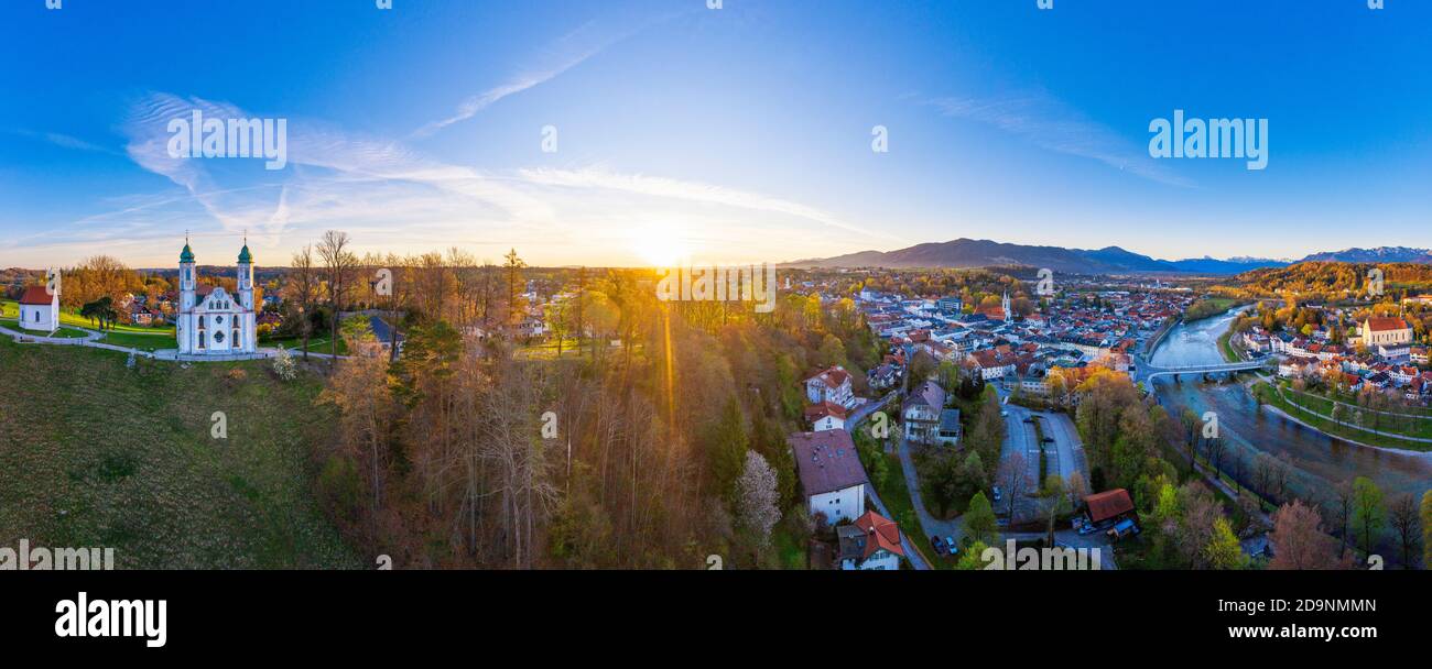 Panorama, Leonhardikapelle et Église Sainte-Croix sur Kalvarienberg au lever du soleil, Isar, Bad Tölz, Isarwinkel, forêt alpine, image de drone, haute-Bavière, Bavière, Allemagne Banque D'Images