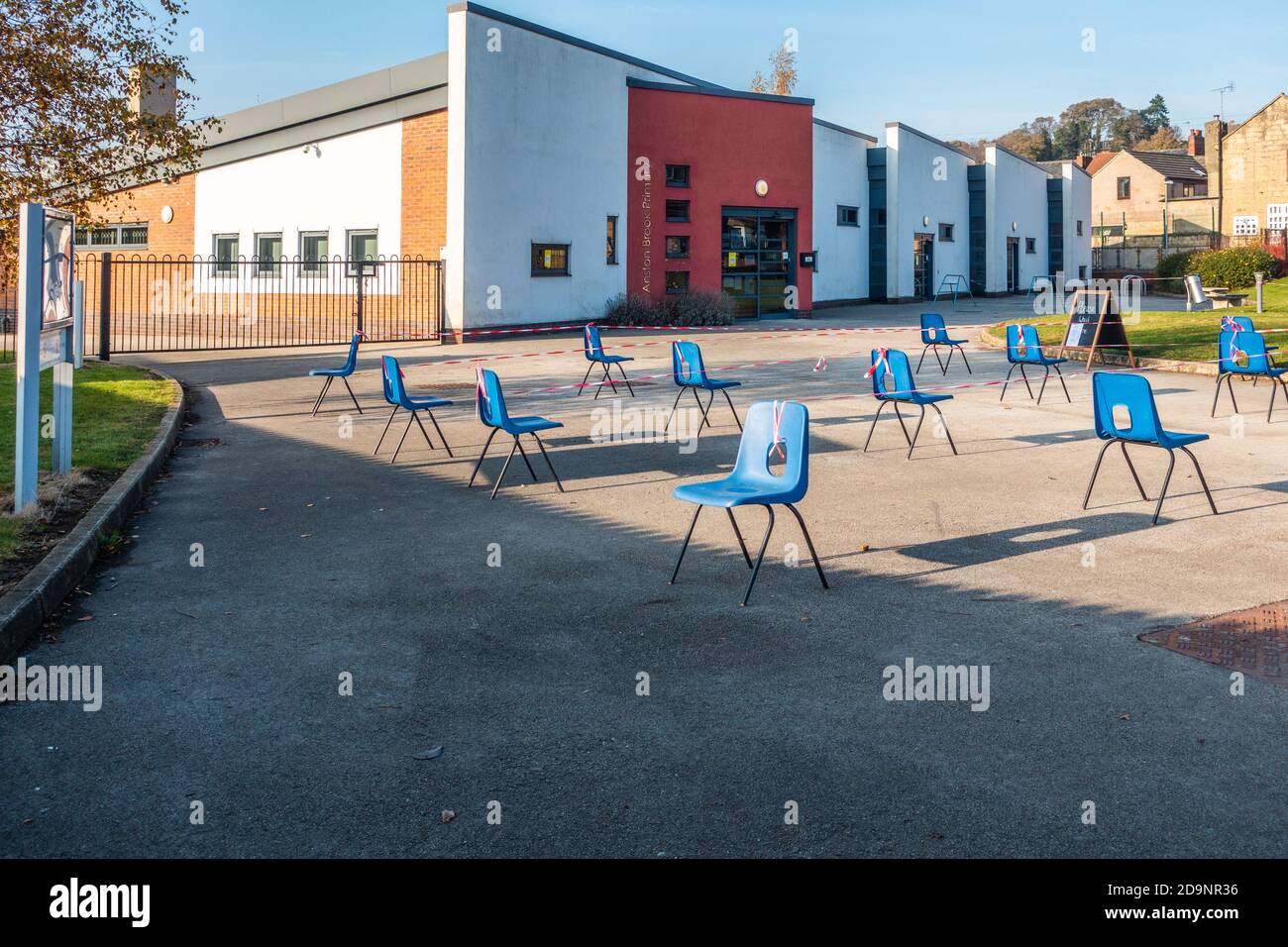 Chaises longues sociales Covid sur le terrain de jeu de l'école primaire Banque D'Images