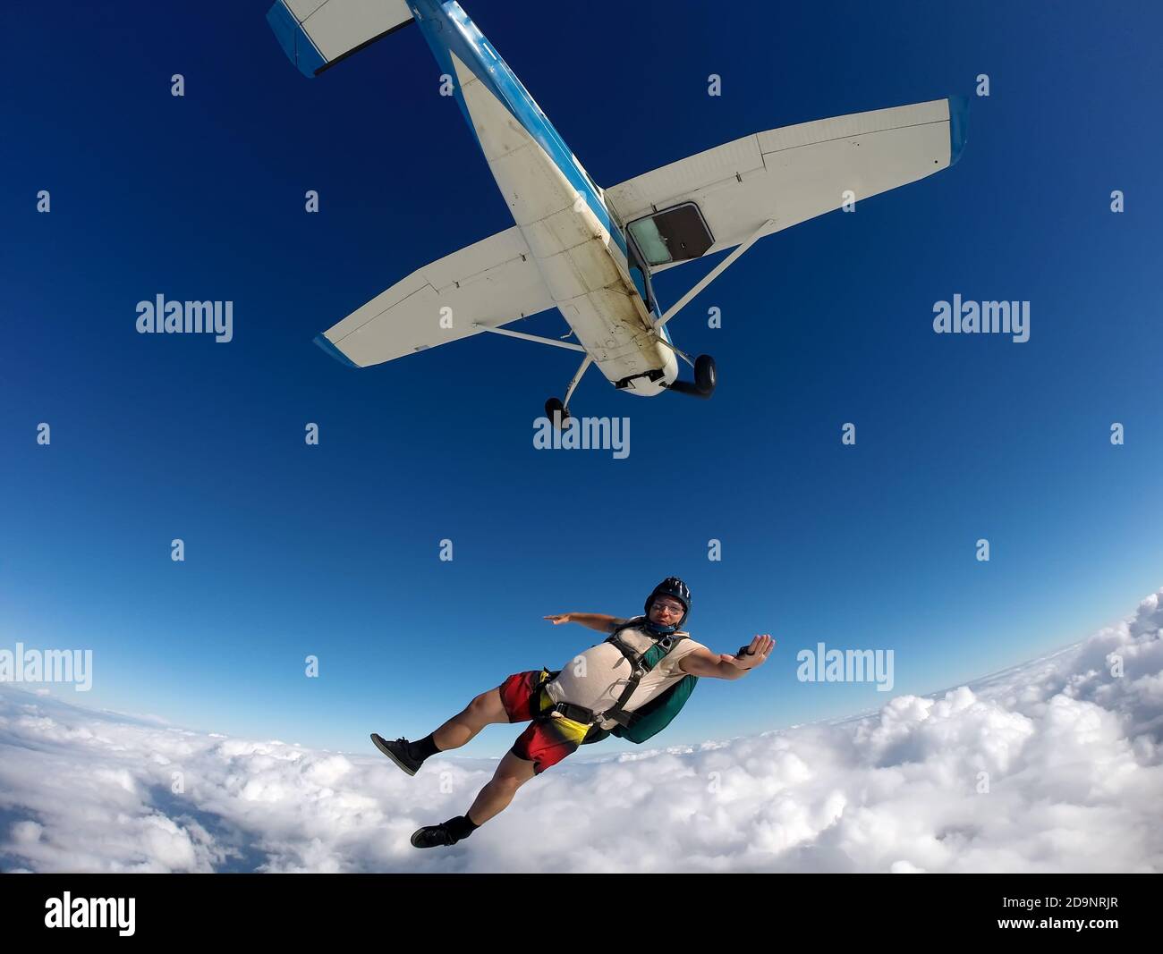 Des sauts parachutistes drôles d'un avion lors d'une journée d'été. Point de vue Banque D'Images