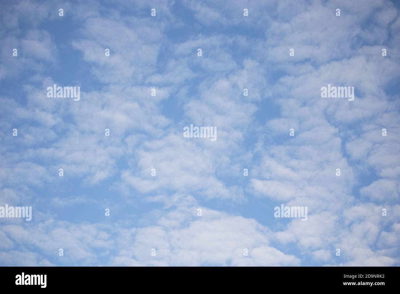 Nuages blancs sur ciel bleu, Finlande Banque D'Images