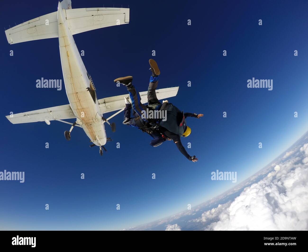 Tandem de parachutisme au-dessus des nuages Banque D'Images