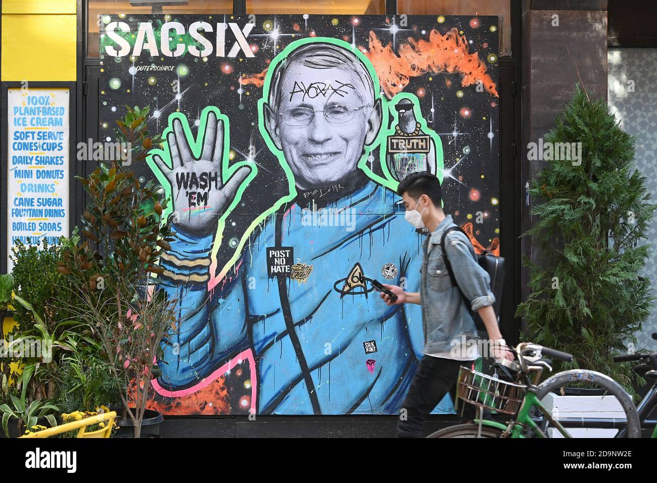 New York, États-Unis. 06e novembre 2020. Une fresque du Dr Anthony Fauci, directeur du National Institute of Allergy and Infectious Diseases, représentée comme le personnage fictif de Star Trek M. Spock, est vue sur le mur d'un restaurant East Village à New York, NY, le 6 novembre 2020. L'ancien stratège en chef de la Maison-Blanche du président américain Donald Trump a vu son compte Twitter suspendu après avoir suggéré que le Dr Anthony Fauci et le directeur du FBI Christopher Wray devraient être décapités, publié dans une vidéo sur plusieurs plateformes de médias sociaux. (Anthony Behar/Sipa USA) crédit: SIPA USA/Alay Live News Banque D'Images