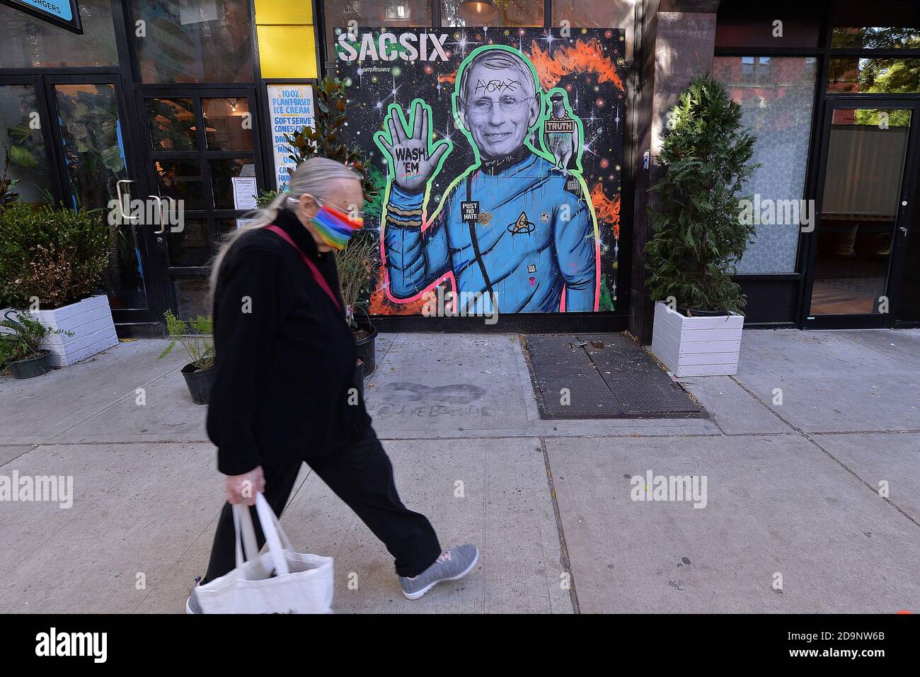 New York, États-Unis. 06e novembre 2020. Une fresque du Dr Anthony Fauci, directeur du National Institute of Allergy and Infectious Diseases, représentée comme le personnage fictif de Star Trek M. Spock, est vue sur le mur d'un restaurant East Village à New York, NY, le 6 novembre 2020. L'ancien stratège en chef de la Maison-Blanche du président américain Donald Trump a vu son compte Twitter suspendu après avoir suggéré que le Dr Anthony Fauci et le directeur du FBI Christopher Wray devraient être décapités, publié dans une vidéo sur plusieurs plateformes de médias sociaux. (Anthony Behar/Sipa USA) crédit: SIPA USA/Alay Live News Banque D'Images