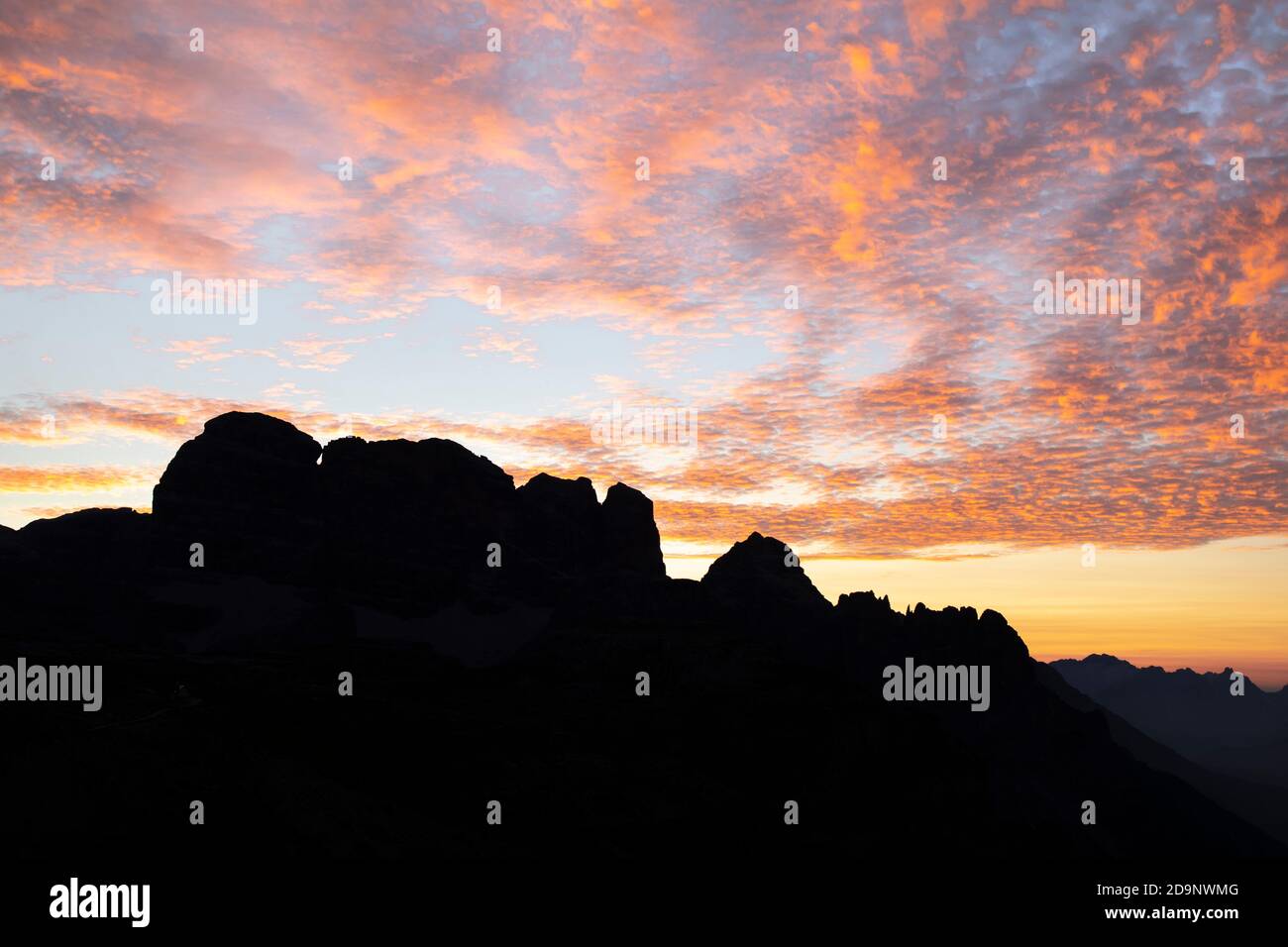 Croda dei Toni / Zwölferkofel en silhouette à l'aube avec un ciel multicolore, montagnes des Dolomites, Auronzo di Cadore, province de Belluno, Vénétie, Italie, Europe Banque D'Images