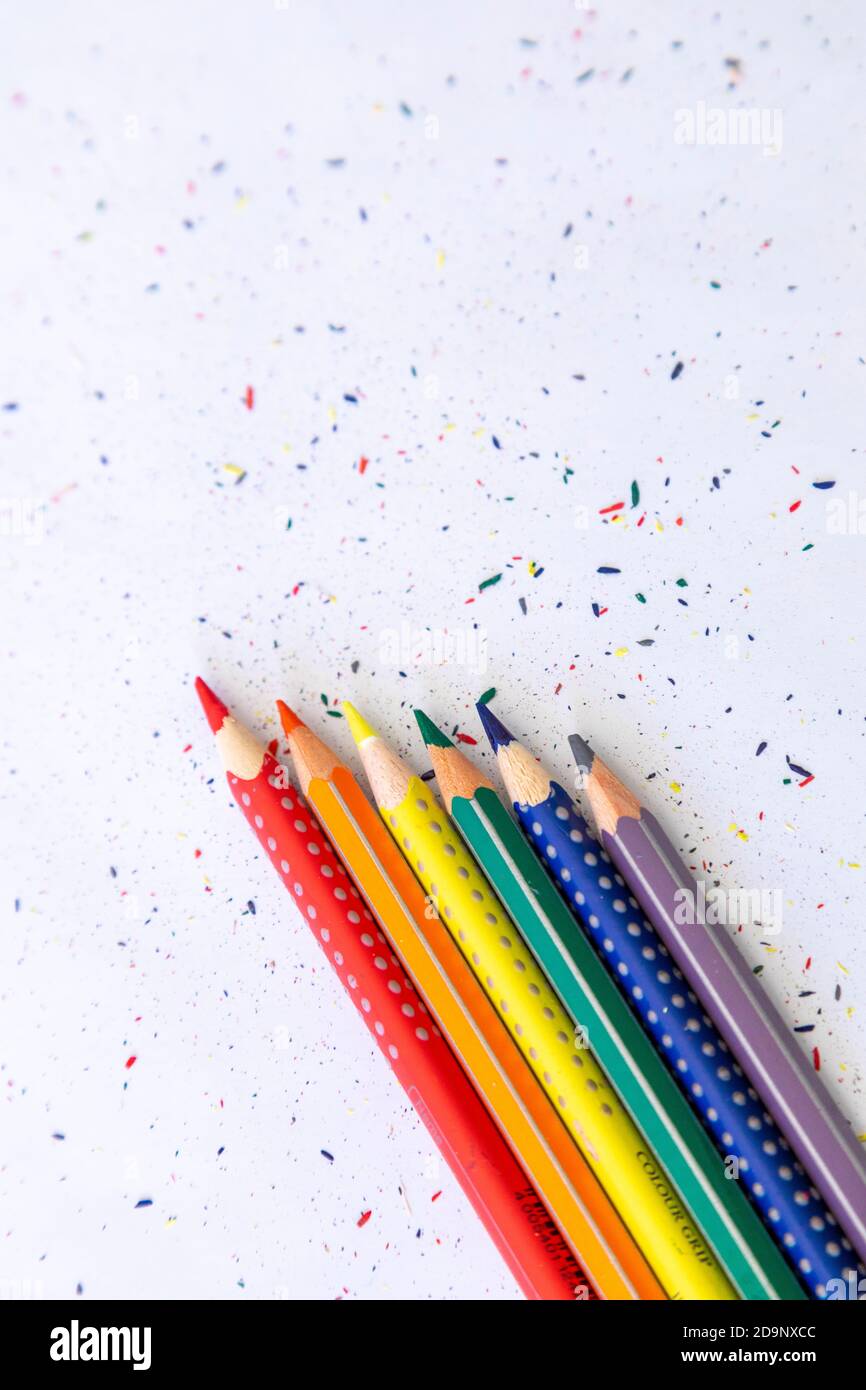 crayons colorés crayons sur table blanche, couleurs arc-en-ciel, gros plan Banque D'Images