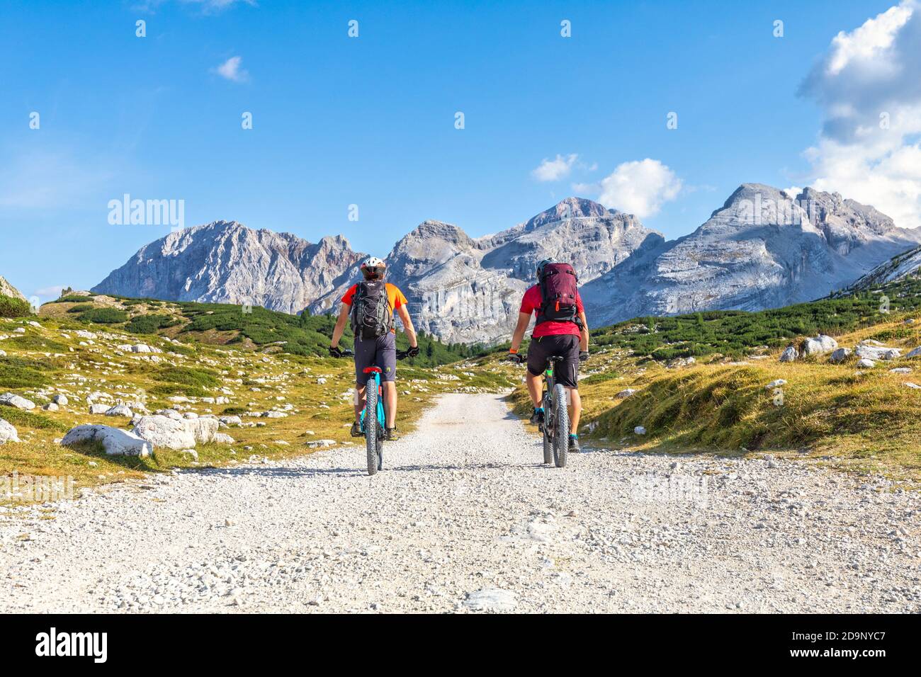 Deux randonneurs sur e bikes passe de Limo, paysage alpin immaculé, Dolomites de Fanes Sennes Baies, San Vigilio di Marebbe / Saint-Vigil à Enneberg, Bolzano / Bozen, Tyrol du Sud / Südtirol, Italie, Europe, Banque D'Images