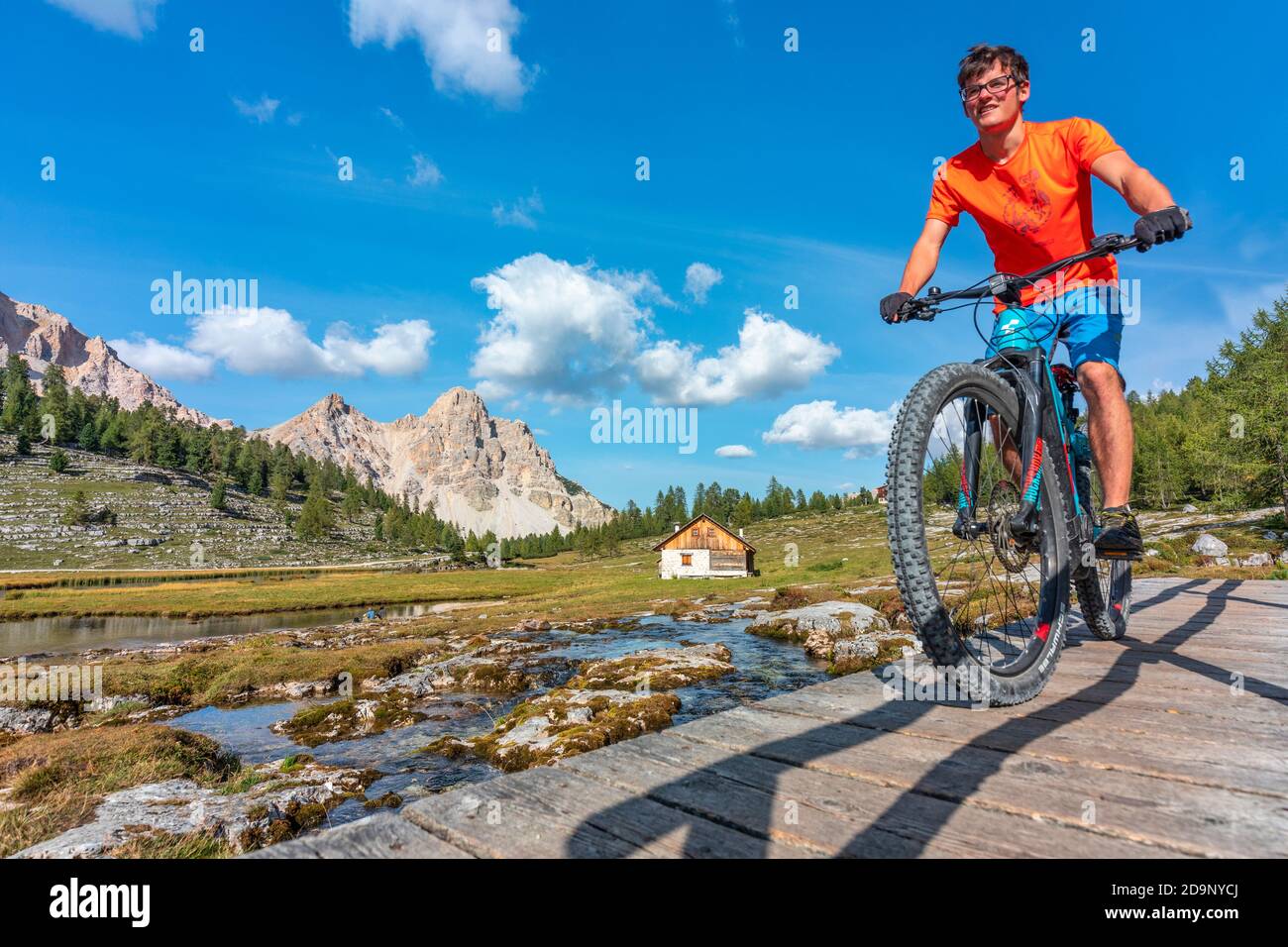 Jeune homme à vélo dans l'Alpe di Fanes, près de la cabane Lavarella, Dolomites de Fanes Sénnes Baies, San Vigilio di Marebbe / Saint-Vigil à Enneberg, Bolzano / Bozen, Tyrol du Sud / Südtirol, Italie, Europe, Banque D'Images