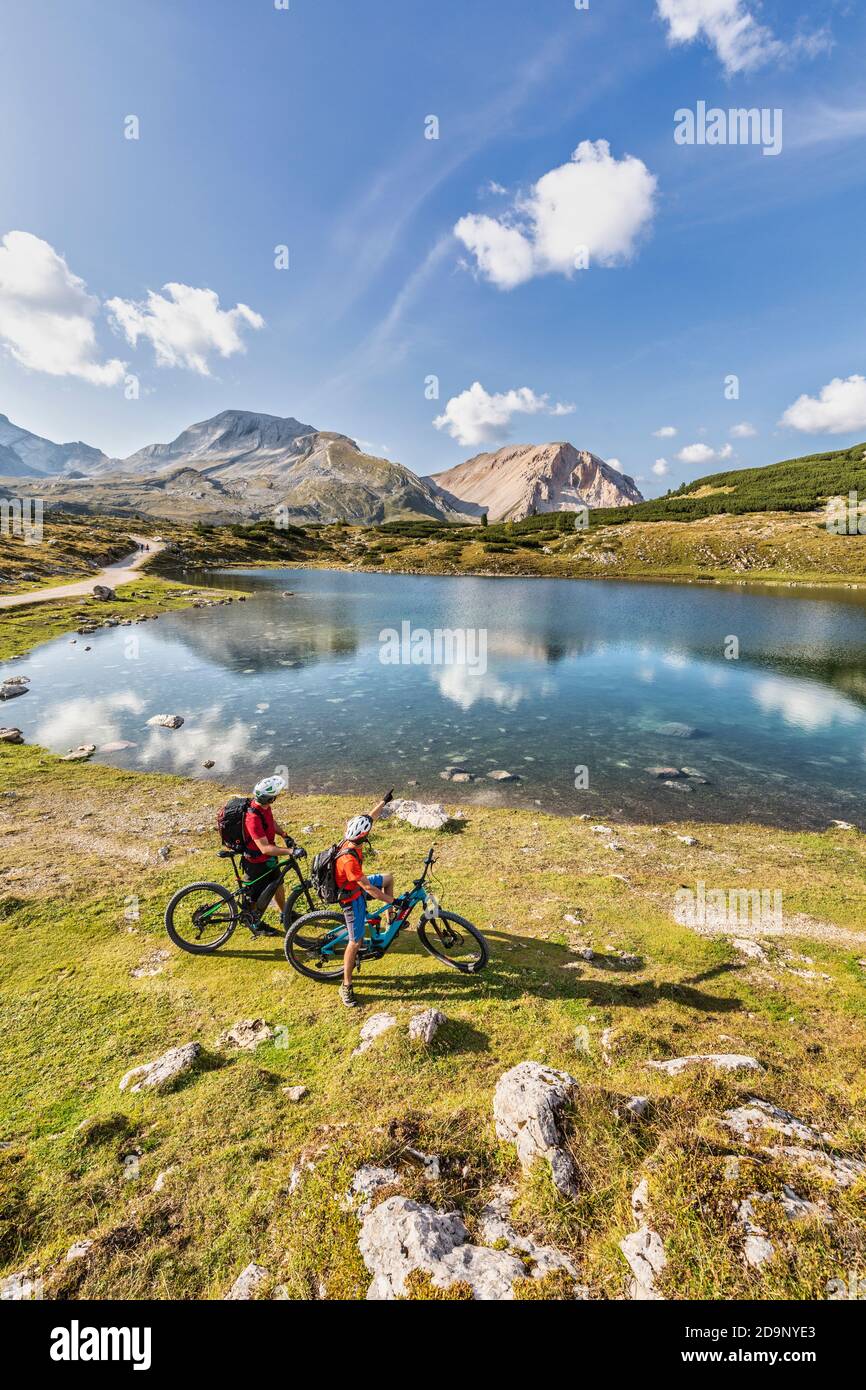 Deux randonneurs en vélo sur une pause au lac de limousine, paysage alpin immaculé, Dolomites de Fanes Sénnes Braies, San Vigilio di Marebbe / St. Vigil à Enneberg, Bolzano / Bozen, Tyrol du Sud / Südtirol, Italie, Europe, Banque D'Images