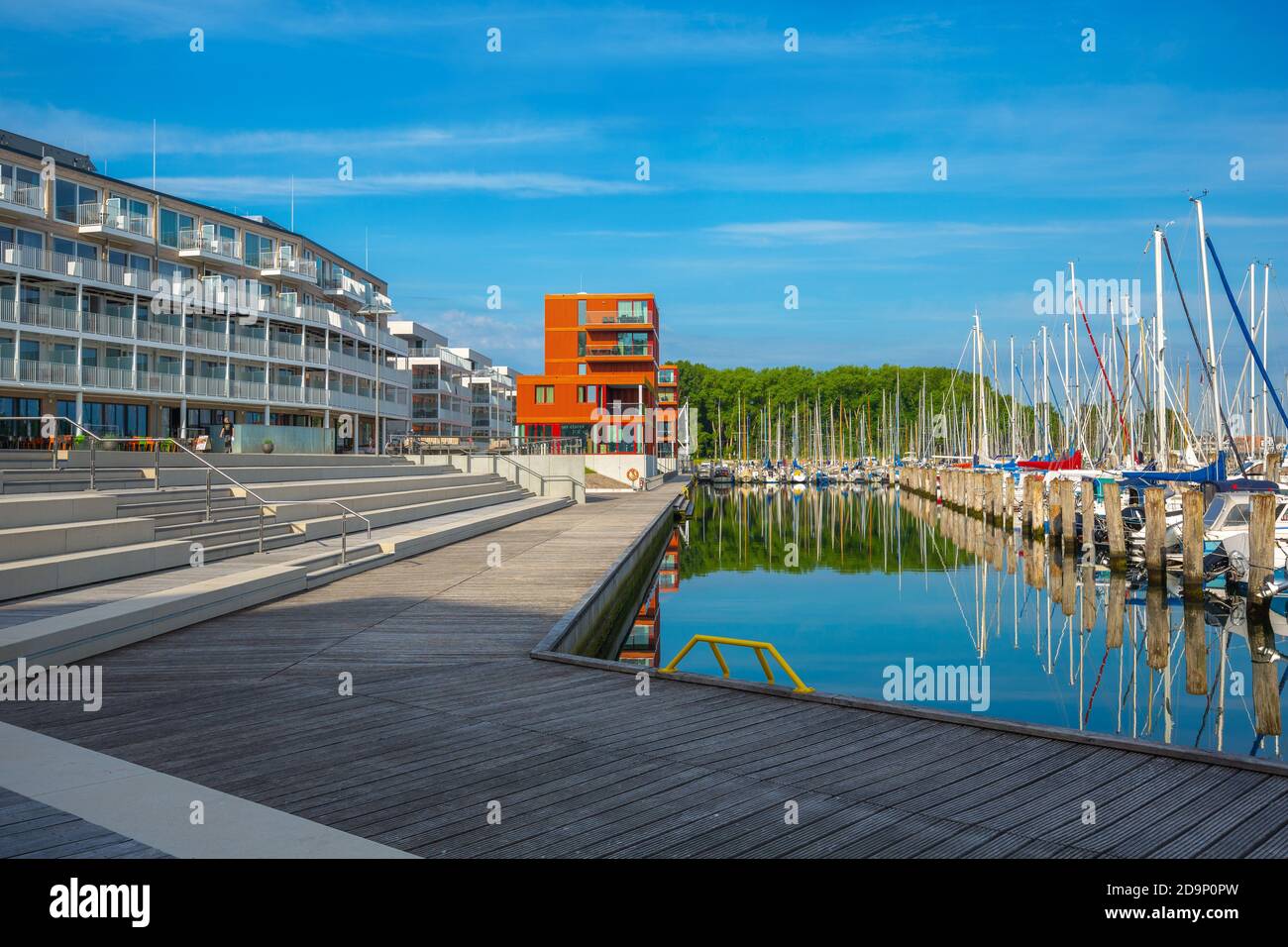 Travemünde - Priwall, Waterfront - Beach Bay. C'est le nouveau développement du Passathafen. Restaurants et maisons de vacances et l'hôtel ralentissent (sur la droite) Banque D'Images