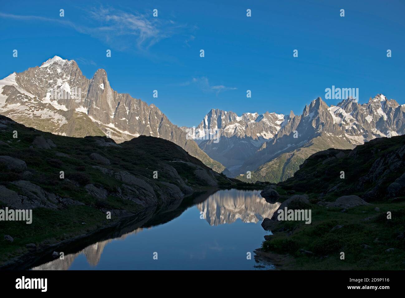 France, haute-Savoie, Alpes, aiguille verte (3842 m à gauche), grandes Jorasses (4208 m midden) se reflétant dans un lac et aiguilles de Chamonix (à droite) Banque D'Images