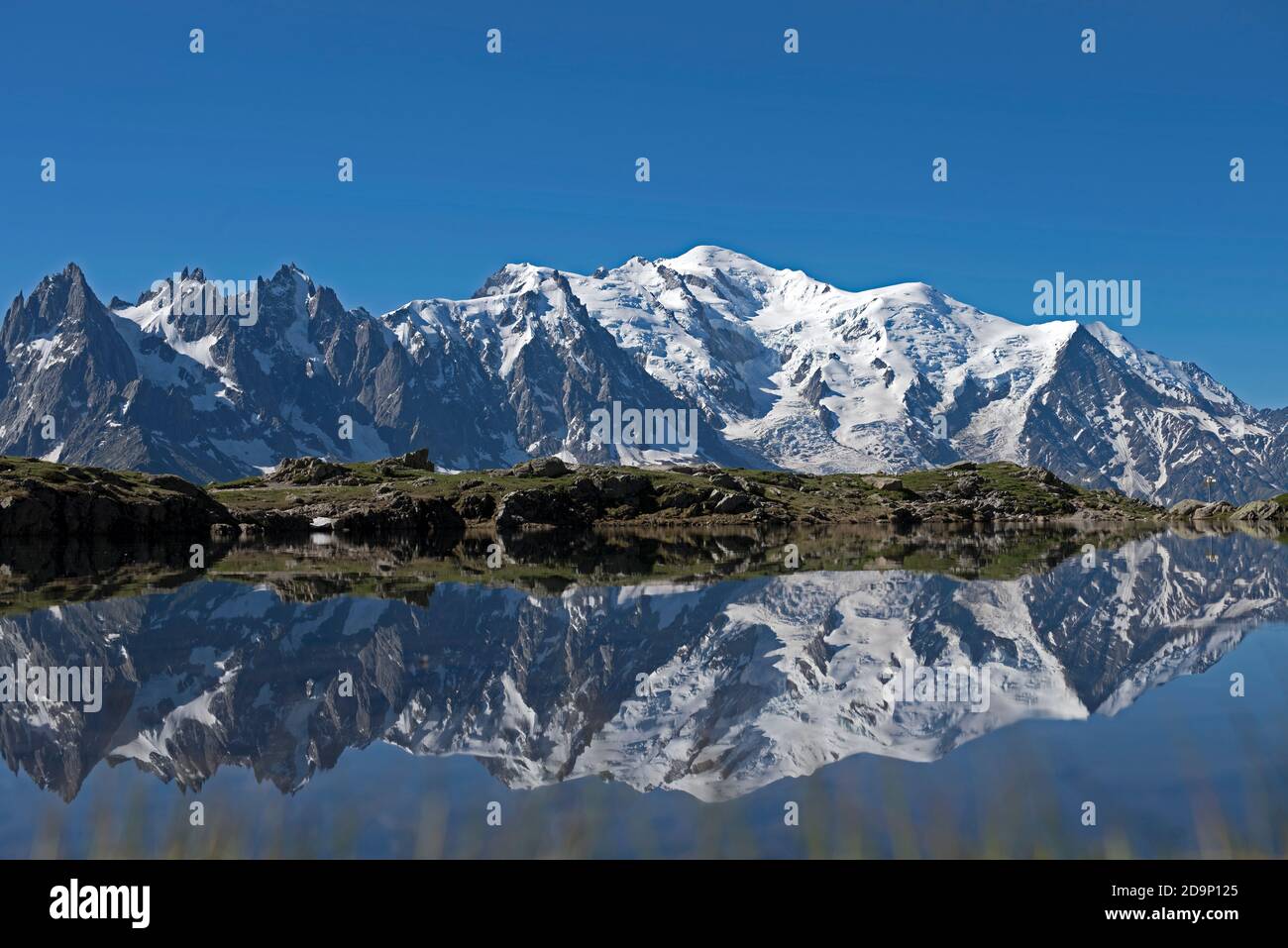 France, haute-Savoie, Alpes, massif du Mont blanc avec Aiguilles de Chamonix (à gauche), aiguille du midi (3842 m) midden, Mont blanc (4810 m) et aiguille de Bionnassay (4052 m à droite) se reflétant dans le lac de Cheserys (2300 m) Banque D'Images
