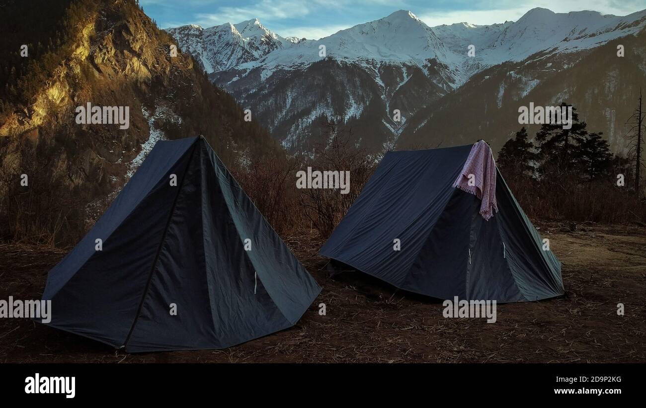 Deux tentes de camping dans la nature avec des montagnes de glacier dans le arrière-plan Banque D'Images