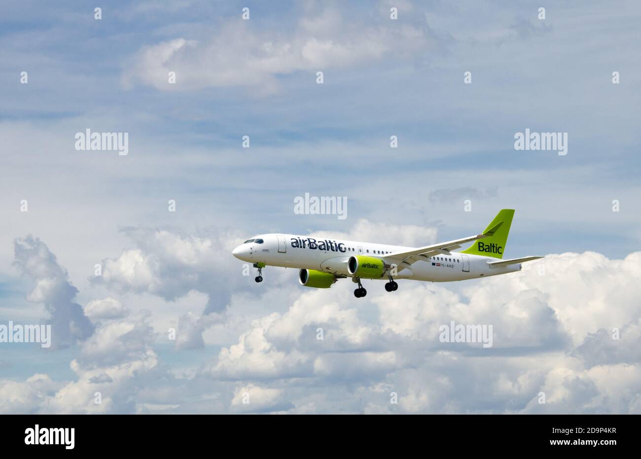 EL PRAT, BARCELONE, ESPAGNE, ESPAGNE - 18 mai 2019: Barcelone, Espagne; 18 mai 2019: Airbus A220 de la compagnie Air Baltic, atterrissage à Barcelone' Banque D'Images