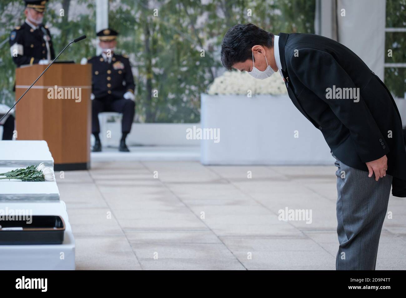 Tokyo, JAPON. 7 novembre 2020. Le ministre de la Défense du Japon, Nobuo Kishi, s'arque lors d'une cérémonie commémorative des morts des forces d'autodéfense (l'armée japonaise) au ministère de la Défense le 07 novembre 2020 à Tokyo, au Japon. Tokyo, JAPON 7 novembre 2020. Crédit : POOL/ZUMA Wire/Alay Live News Banque D'Images