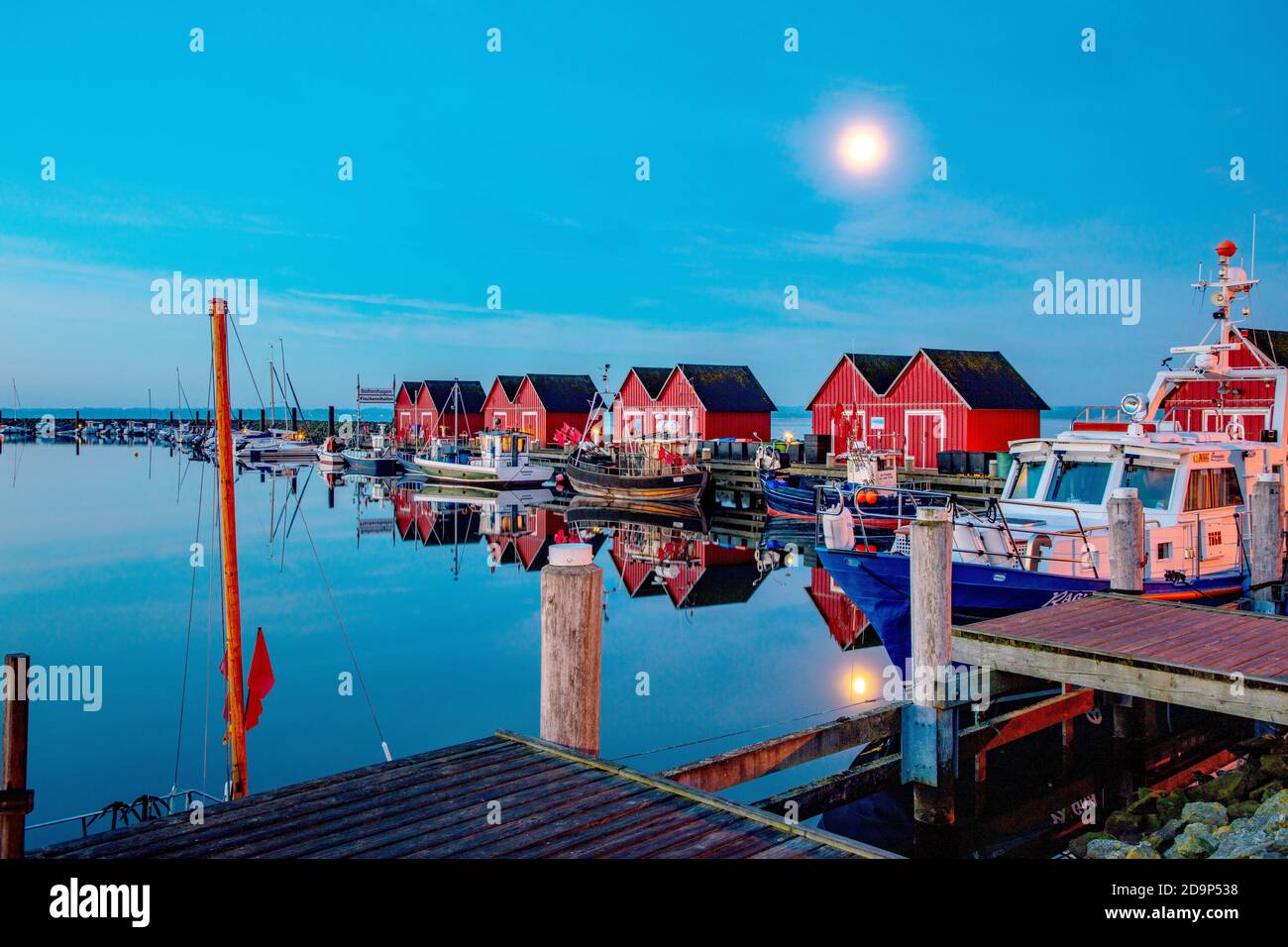 Allemagne, Mecklembourg-Poméranie occidentale, Ostseebad Boltenhagen. Port de pêche de Weisse Wiek. Bateaux de pêche sur la jetée, la nuit, pleine lune Banque D'Images