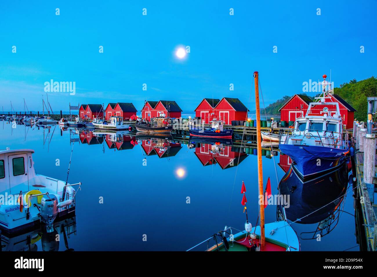 Allemagne, Mecklembourg-Poméranie occidentale, Ostseebad Boltenhagen. Port de pêche de Weisse Wiek. Bateaux de pêche sur la jetée, la nuit, pleine lune Banque D'Images