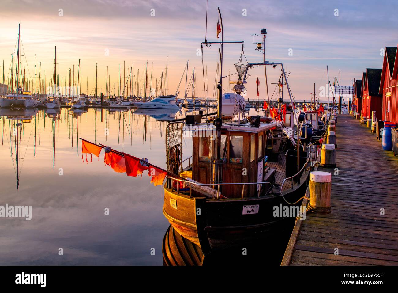 Allemagne, Mecklembourg-Poméranie occidentale, Ostseebad Boltenhagen. Port de pêche de Weisse Wiek. Bateaux de pêche sur la jetée. Banque D'Images
