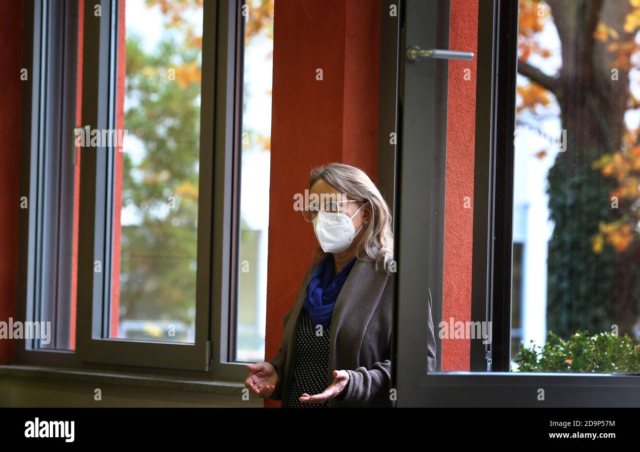 27 octobre 2020, Bavière, Würzburg: Annette Noffz, directrice du Würzburg Bürgerspital, est debout à une fenêtre ouverte de la maison de retraite Saint-Nikolaus, qui appartient à la fondation. 25 des 165 résidents sont morts à la maison pendant la première vague corona de Covid-19. Photo : Karl-Josef Hildenbrand/dpa Banque D'Images