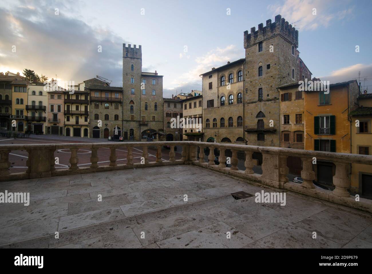 Portrait de la Piazza Grande angle dans le vieux centre de Arezzo ville Banque D'Images