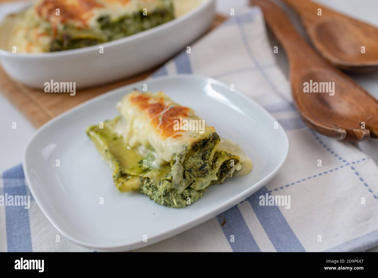 Cannelloni à la ricotta et aux épinards. Cuisine italienne. Banque D'Images