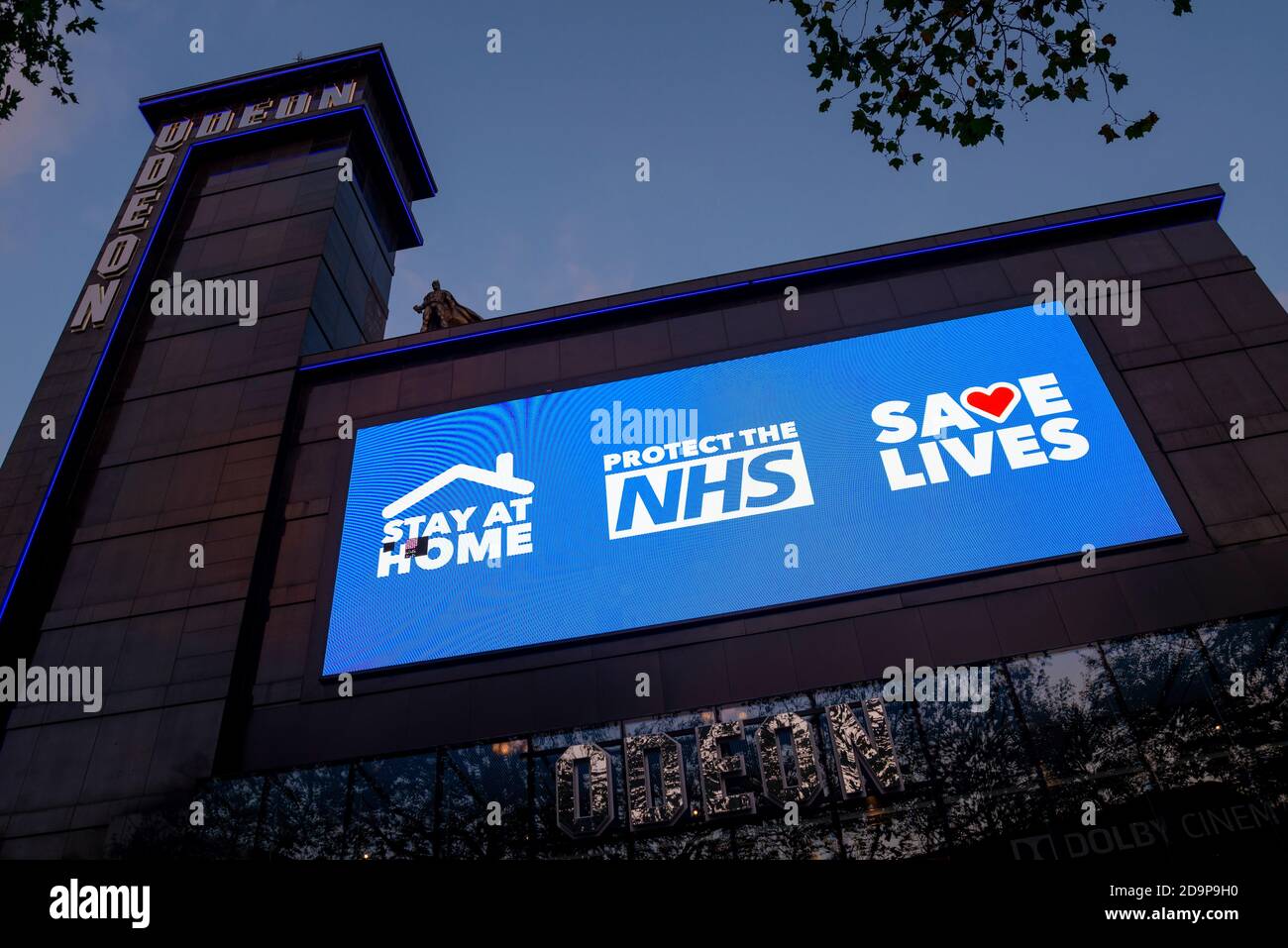 Odeon cinéma à Leicester Square, Londres, Royaume-Uni, pendant COVID 19 verrouillage avec des slogans gouvernementaux. Rester à la maison, protéger le NHS, sauver des vies Banque D'Images