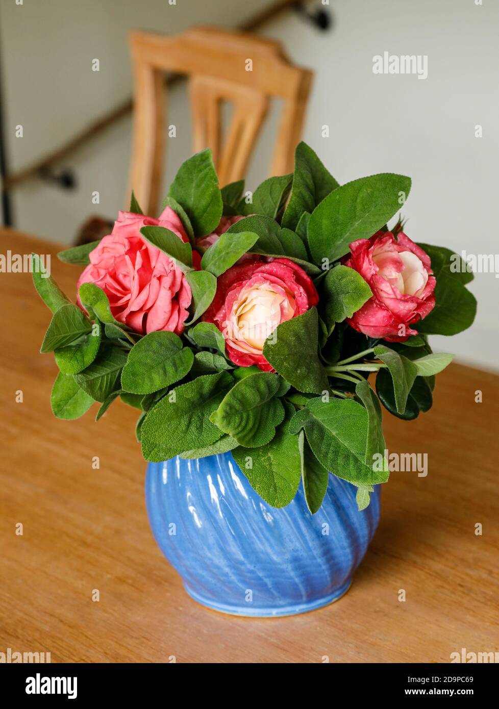 Bouquet de fleurs avec roses et sauge Banque D'Images