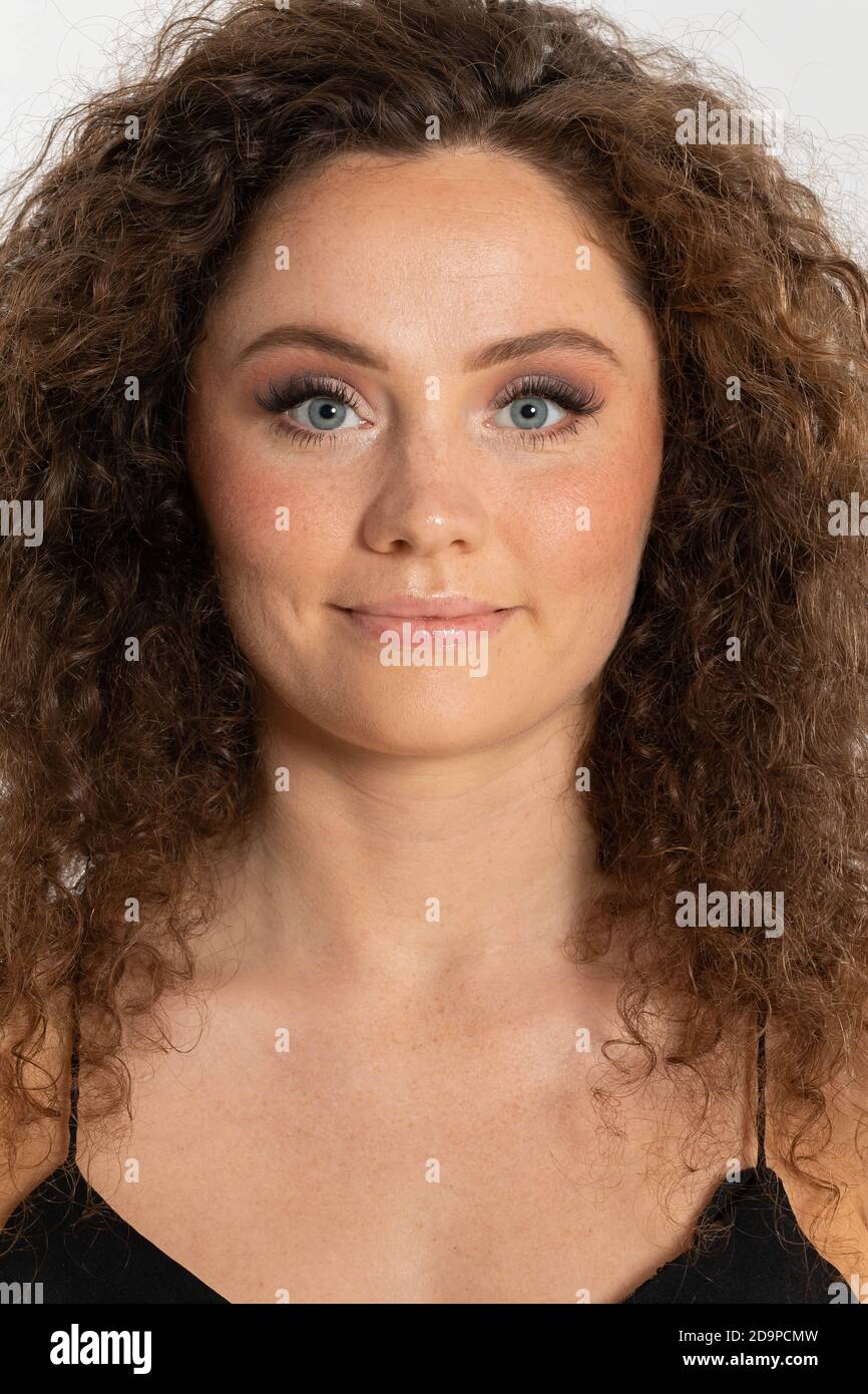 Grâce aux freckles, elle est une femme très caractéristique. Beaucoup de cheveux sous forme de boucles. Banque D'Images