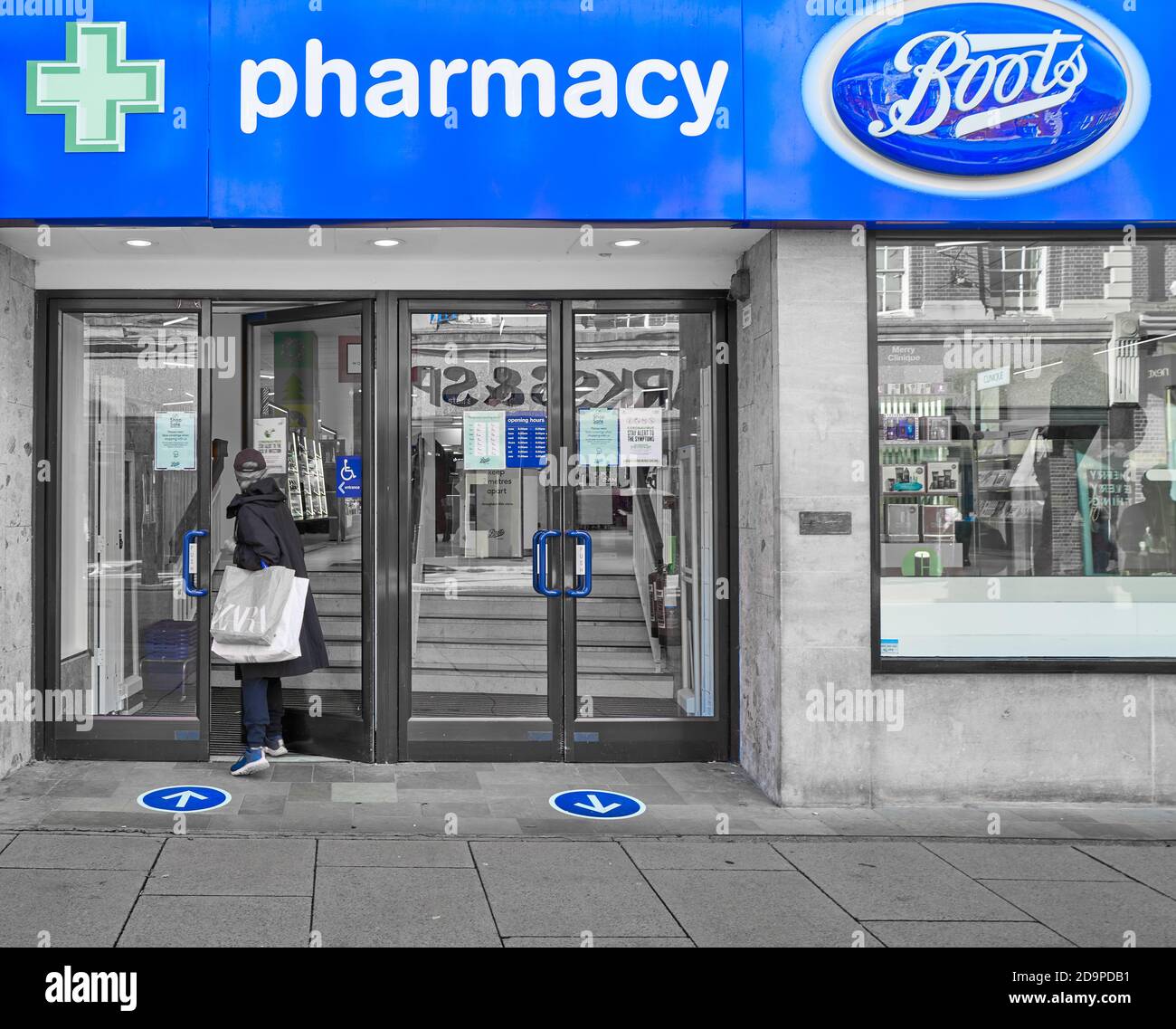 Portes d'entrée et de sortie séparées à Boots Pharmacy, centre-ville de Cambridge, Englod, pendant l'épidémie du coronavirus, Novermber 2020. Banque D'Images