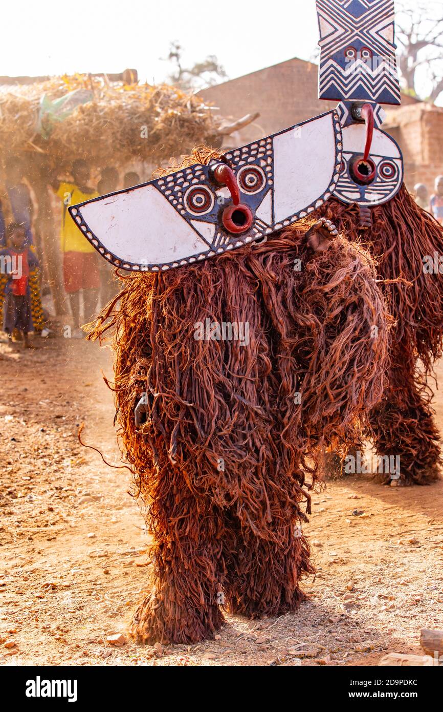 Danseur avec masque de faucon des gens de Bwa Banque D'Images