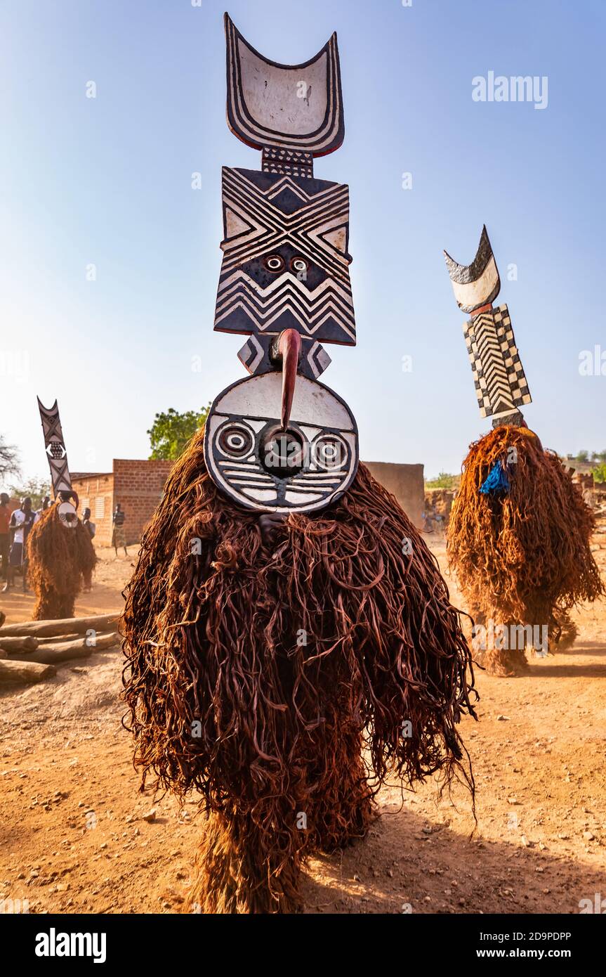 Danse avec les masques Nwantantay du peuple Bwa, Burkina Faso Banque D'Images