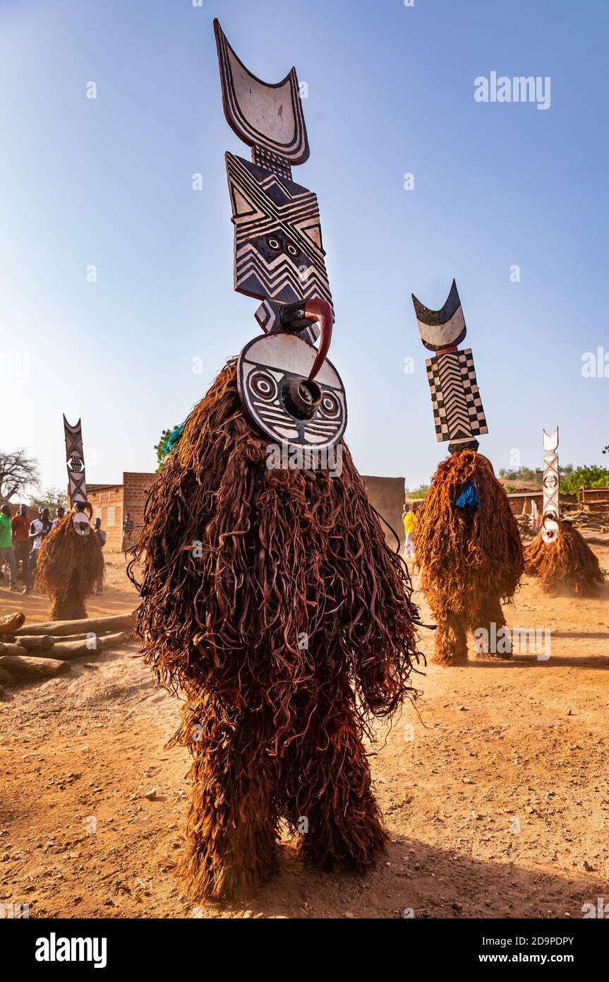 Danse avec les masques Nwantantay du peuple Bwa, Burkina Faso Banque D'Images